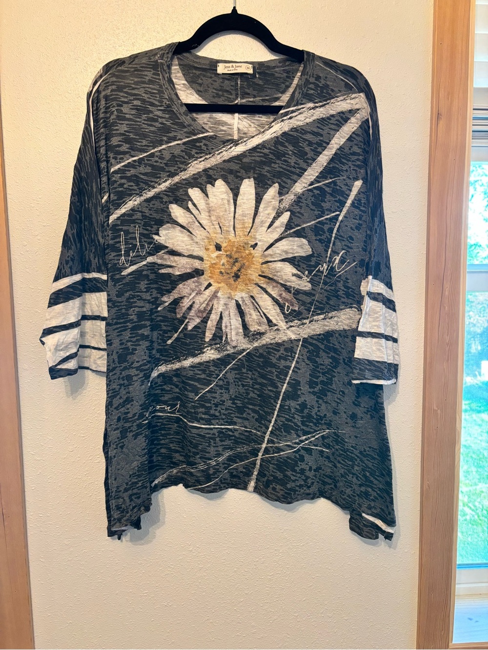 Jess & Jane Black Daisy V-Neck Short Sleeve Tee 2X
0076S